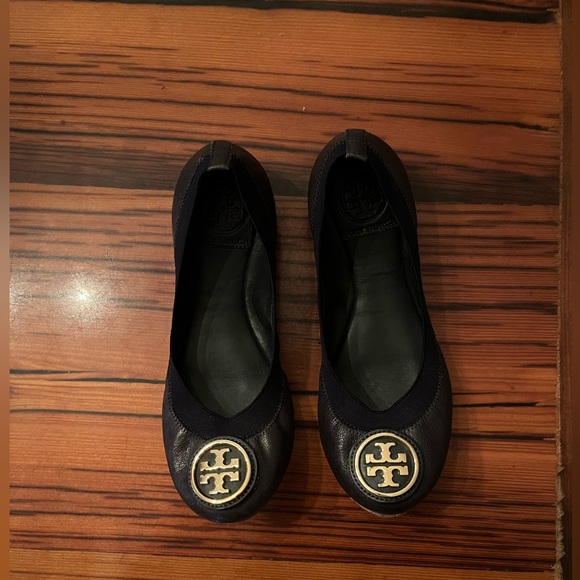 Tory Burch Caroline Navy Blue Gold Charm Elastic Slip On Ballet Flats Women's 5 - Picture 2 of 3
